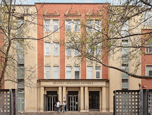 Imatge de la façana de la biblioteca d'Humanitats Joan reglà on tindrà lloc l'exposició